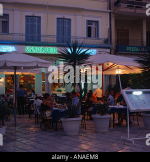 Menschen Essen und trinken in gedeckte Tische auf Platia Agiu Platz bei Sonnenuntergang in Zakynthos Stadt Zakynthos Insel der griechischen Inseln Griechenland Stockfoto