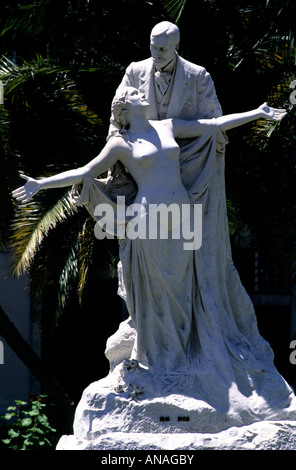 Eine Statue des portugiesischen Schriftsteller José Maria de Eça de Queiroz (1845-1900) in Lissabon Chiado-Viertel Stockfoto