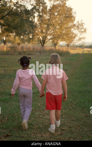 Alabama Elsanor, Mädchen, gehen, Hand halten, Hände, beste Freunde, Freundschaft, ländlich, Land, Landschaft, Schwarze Frau weibliche Frauen, AL114 Stockfoto