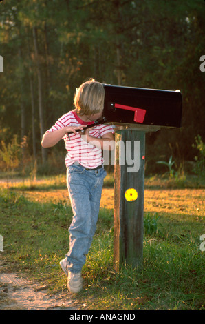 Alabama Elsanor, Mädchen, Junge, weibliche Kinder Kinder ländlichen Mailbox, Erwartung, Erwartung, Mail, eifrig, AL115 Stockfoto