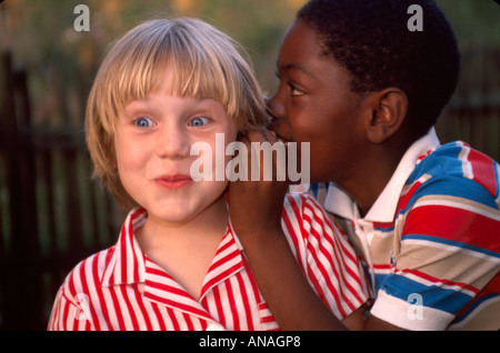 Alabama Elsanor, schwarzer Junge Jungen männliche Kinder Kinder flüstern, Mädchen Mädchen, Youngster, weibliche Kinder Kinder Ohr, Freude, Geheimnis, Kommunikation, privilegierte informat Stockfoto