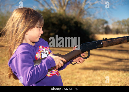 Alabama Baldwin County, Elsanor, Mädchen, Jugendliche Jugendliche Jugendliche junge Mädchen Kinder Kinder Kinder, Gewehr, Griffe, Ziele, Waffe, Waffe, Besucher reisen Stockfoto