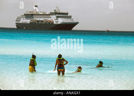 Bahamas, Bahama-Inseln, Atlantischer Ozean Wasser Westindien, Half Moon Cay, Holland America Line, MS Maasdam, öffentliche Strände, Strände, Kreuzfahrt-Schiff, Passagierpasse Stockfoto