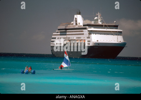 Bahamas, Bahama-Inseln, Atlantischer Ozean Wasser Westindien, Half Moon Cay, Holland America Line, MS Maasdam, Kreuzfahrt-Schiff, Segelboot, Wasserkreislauf, Besucher reisen Stockfoto