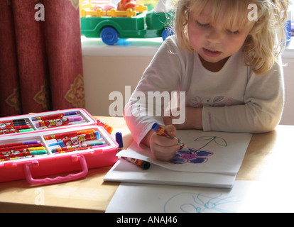 junges Mädchen mit Malbuch Stockfoto