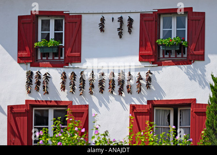 Rote Paprika aufgehängt zum Trocknen auf ein typisches baskisches Land Haus Fassade, Espelette, Frankreich, Europa Stockfoto