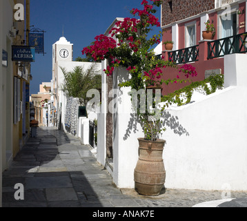 Malerische Gässchen in das Dorf Oia auf der griechischen Insel Santorini Stockfoto