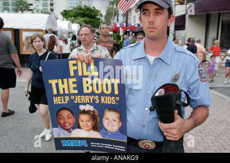 Ft. Fort Lauderdale Florida, Las Olas Boulevard, Labor Day Weekend Art Fair, Feuerwehrmann, Feuerwehrmann, Nothelfer, Arbeiter, Spenden, MDA-Telethon, FL0 Stockfoto