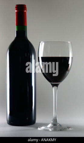 Glas Rotwein mit Flasche Rotwein Stockfoto