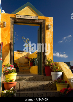 Bunten traditionellen Stil Eingang in das Dorf Oia auf der griechischen Insel Santorini Stockfoto