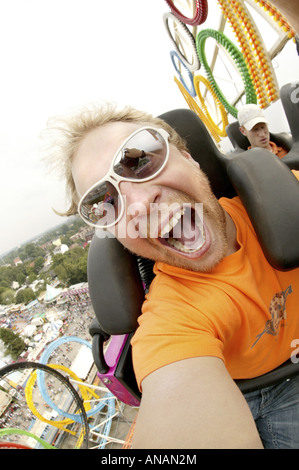 verrückter junge Mann auf der Crange Kirmes, Herne, Ruhrgebiet, Nordrhein-Westfalen, Deutschland Stockfoto