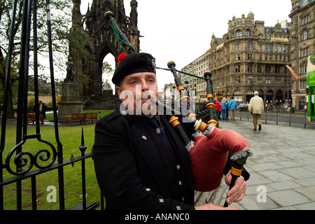 Scotsman Dudelsack von Scott Monument in Edinburgh, Schottland Stockfoto