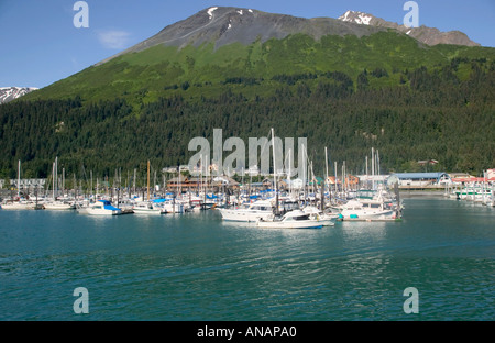 Seward Small Boat Harbor Seward Stadt gesehen von einem Boot verlässt den Hafen Seward Alaska USA Stockfoto