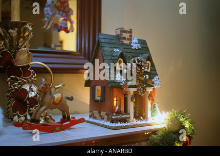 Stillleben von Weihnachtsschmuck am Kamin Mantel Stockfoto