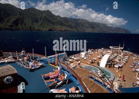 Hawaii, Hawaii-Inseln, Kauai, Na Pali Coast, SS Independence, Kreuzfahrt-Schiff, Passagiere Reiter Reiter, Sonnenbaden, Besucher reisen Reise Tour zu Stockfoto