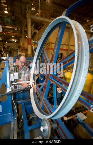 Maine, ME, Neuengland, North Berwick, Pratt und Whitney, United Technologies, Schutzhülle für Triebwerkskompressoren, Erwachsene Erwachsene Männer Männer Männer, Arbeiter, Arbeiter, Arbeiter Stockfoto