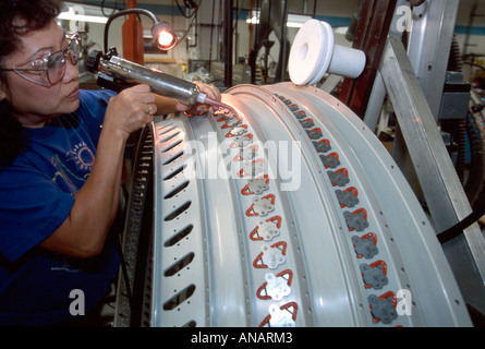 Maine, ME, Neuengland, North Berwick, Pratt & Whitney, United Technologies, Stator des Triebwerksverdichters, asiatische Frau, Arbeiter, Arbeiter, Arbeiter, arbeiten, arbeiten, Mitarbeiter w Stockfoto