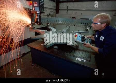Maine Scarborough, Rich Technologies International, CO2-Laserschneider, Motorband, Funken, Männer, Männer, arbeiten, arbeiten, Angestellte, Arbeiter, Angestellte, Angestellte, Angestellte, Angestellte Stockfoto