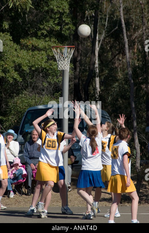 Mädchen spielen Korbball Mittelpunkt Lapstone Glenbrook Netball in den Blue Mountains in New South Wales Australien Stockfoto