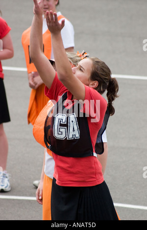 Mädchen spielen Korbball Mittelpunkt Lapstone Glenbrook Netball in den Blue Mountains in New South Wales Australien Stockfoto