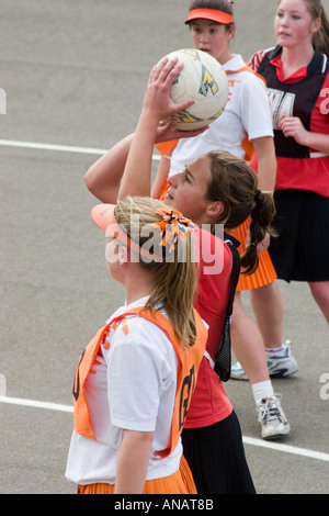 Mädchen spielen Korbball Mittelpunkt Lapstone Glenbrook Netball in den Blue Mountains in New South Wales Australien Stockfoto