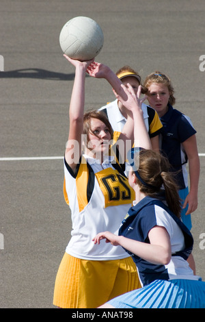 Mädchen spielen Korbball Mittelpunkt Lapstone Glenbrook Netball in den Blue Mountains in New South Wales Australien Stockfoto