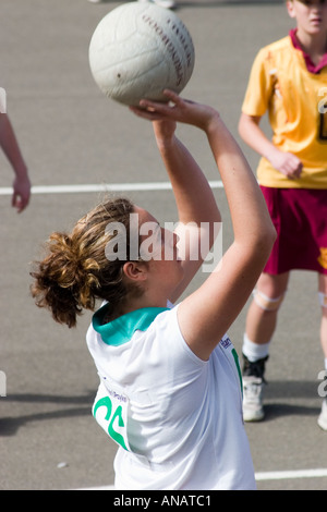 Mädchen spielen Korbball Mittelpunkt Lapstone Glenbrook Netball in den Blue Mountains in New South Wales Australien Stockfoto