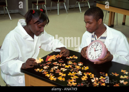 New Jersey, Bergen County, Hackensack, High School, Campus, Studenten Schüler Bildung Schüler, Science Lab, Schule, Campus, Schwarze Afrikaner Stockfoto