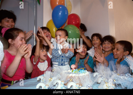 New Jersey, Carlsdadt, Hispanic Kind, Kinder, Geburtstagsfeier, Kuchen, Ballons, klatschen, singen, NJ132 Stockfoto