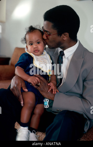 New Jersey, Bergen County, Teaneck, Schwarze Afrikaner ethnische Minderheit, Vater küsst Tochter, Baby Babys Kinder, Familien paren Stockfoto