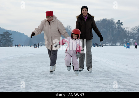 Familie auf Eis am Staffelsee Upper Bavaria Germany Stockfoto