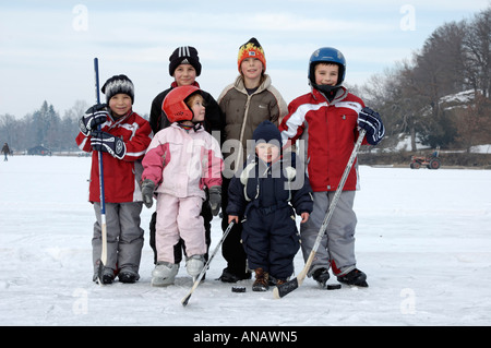Kinder auf Eis Stockfoto