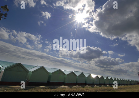 Eine Reihe von Strandhütten auf der Promenade am Strand von Hove East Sussex England Stockfoto