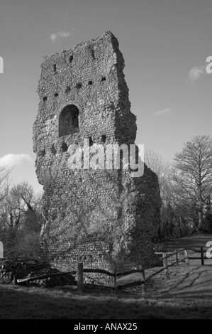 Ruinen von Bramber Schloß Sussex in schwarz-weiß abgebildet. Bramber Castle wurde im 11. Jahrhundert von William de Braoise gebaut. Stockfoto