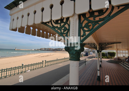 Der einsame Strand von Margate, Kent, gesehen aus einem viktorianischen Promenade Tierheim Stockfoto