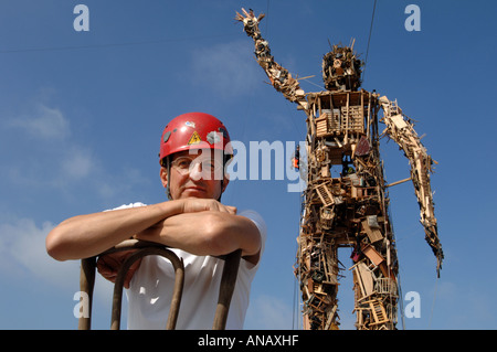 Bildhauer Antony Gormley mit seiner 75ft hoch Schöpfung Wasteman völlig gebildet von Recyled Müll. Stockfoto