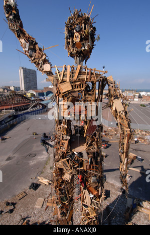 Wastemen, eine umweltfreundliche 75ft hohen riesige Skulptur völlig gebildet von den Müll des Bildhauers Antony Gormley Stockfoto