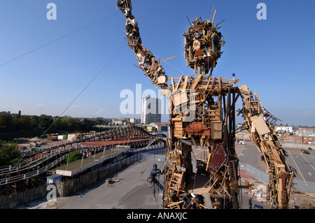 Wastemen, eine umweltfreundliche 75ft hohen riesige Skulptur völlig gebildet von den Müll des Bildhauers Antony Gormley Stockfoto