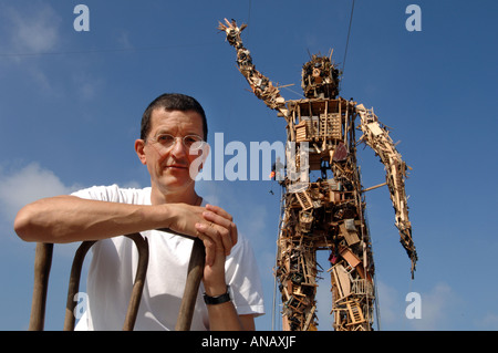 Bildhauer Antony Gormley mit seiner 75ft hoch Schöpfung Wasteman völlig gebildet von Recyled Müll. Stockfoto