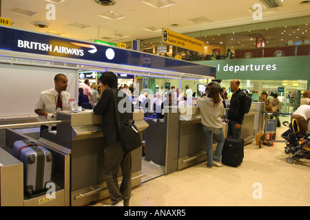 London Heathrow Terminal 1 Flughafen Check-in Schalter und Passagiere Sommer 2006 Stockfoto