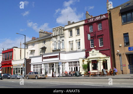 Whiteladies Straße Clifton Bristol England Straßenszene mit örtlichen Pub und teures Auto Stockfoto