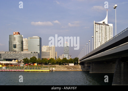 moderne Architektur in Donau-City, Austria Center Vienna und UNO-City, Reichsbruecke mit dem Hochhaus Neue Donau, Au Stockfoto