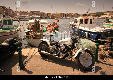 Motorrad parken am Hafen St. Tropez Südfrankreich Stockfoto