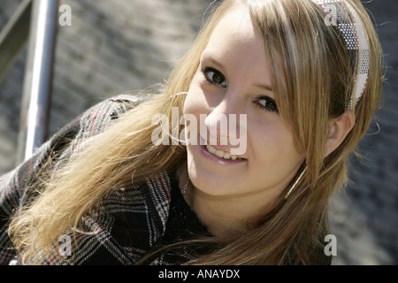 hübsche blonde weibliche teenager Stockfoto