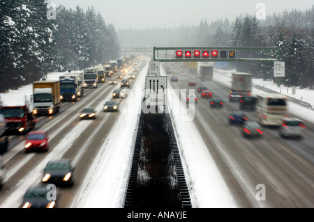Autobahn bei winterlichen Straßenverhältnissen, Stau auf der Autobahn Stockfoto