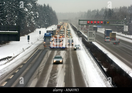 Autobahn bei winterlichen Straßenverhältnissen, Stau auf der Autobahn, Schneepflug, Reinigung der Autobahnanschluss Stockfoto