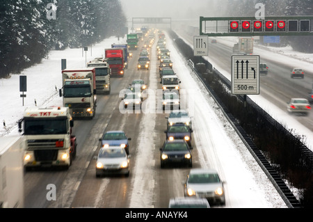 Autobahn bei winterlichen Straßenverhältnissen, Stau auf der Autobahn Stockfoto