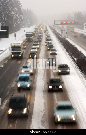 Autobahn bei winterlichen Straßenverhältnissen, Stau auf der Autobahn Stockfoto