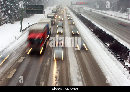 Autobahn bei winterlichen Straßenverhältnissen, Stau auf der Autobahn Stockfoto