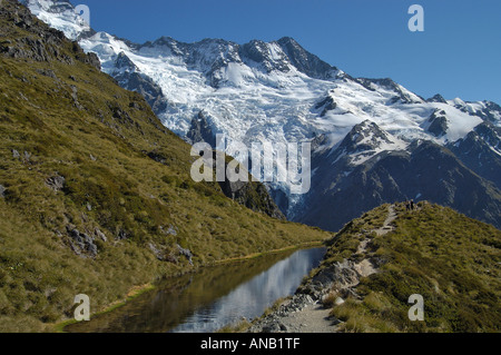 Sealy Gebirgsseen mit einem Ausblick auf den Mt. sefton, Mount Cook Nationalpark, Südinsel, Neuseeland Stockfoto